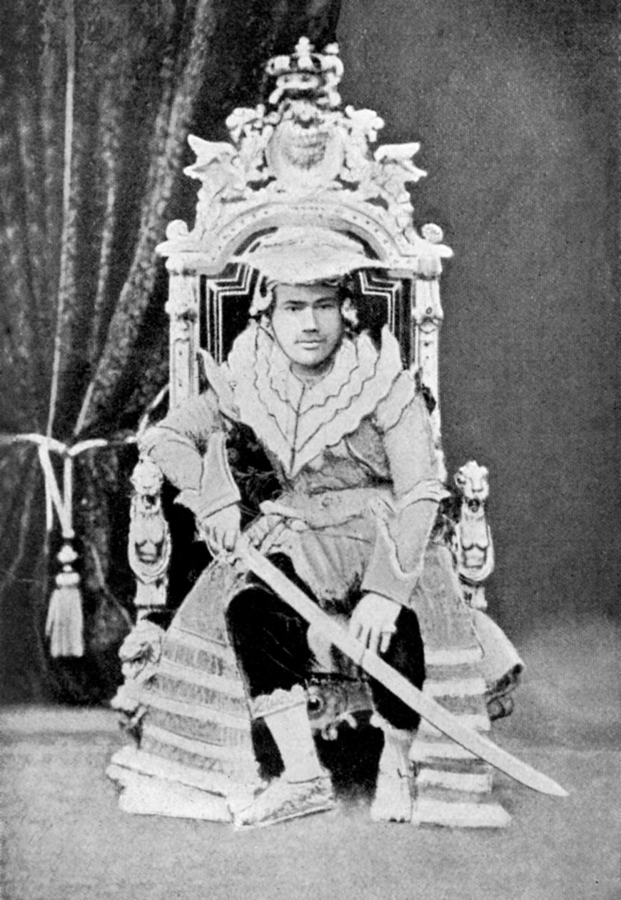 الملك ثيبو من بورما في زي المحكمة الكامل ، c1900 ، c1920 بواسطة غير معروف