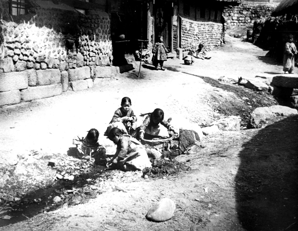 أطفال كوريون في الشارع ، نام سان ، كوريا ، 1900 بواسطة غير معروف