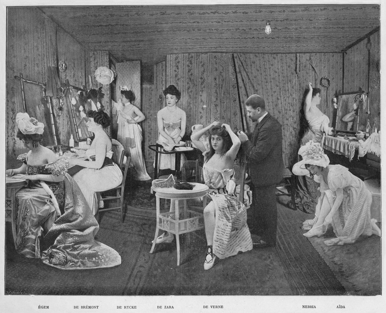الفستان في النزل ، 1900 بواسطة غير معروف