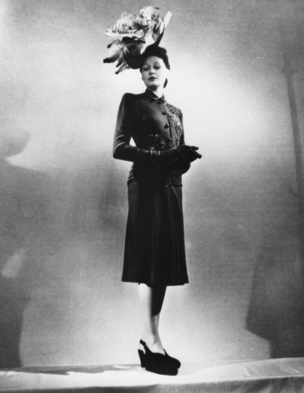 La femme chic ، زي مصمم الأزياء الفرنسي جاك فتح ، باريس ، يناير 1943 بواسطة غير معروف