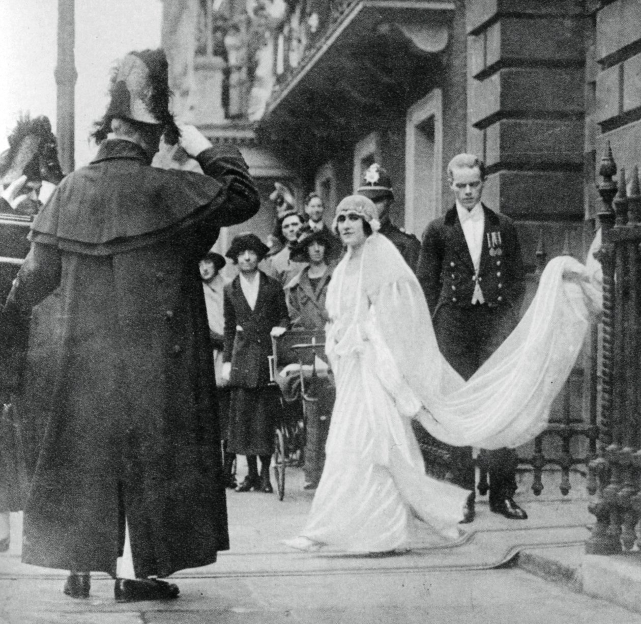 السيدة إليزابيث باوز ليون في طريقها للزواج في دير وستمنستر ، 26 أبريل 1923 ، 1937 بواسطة غير معروف