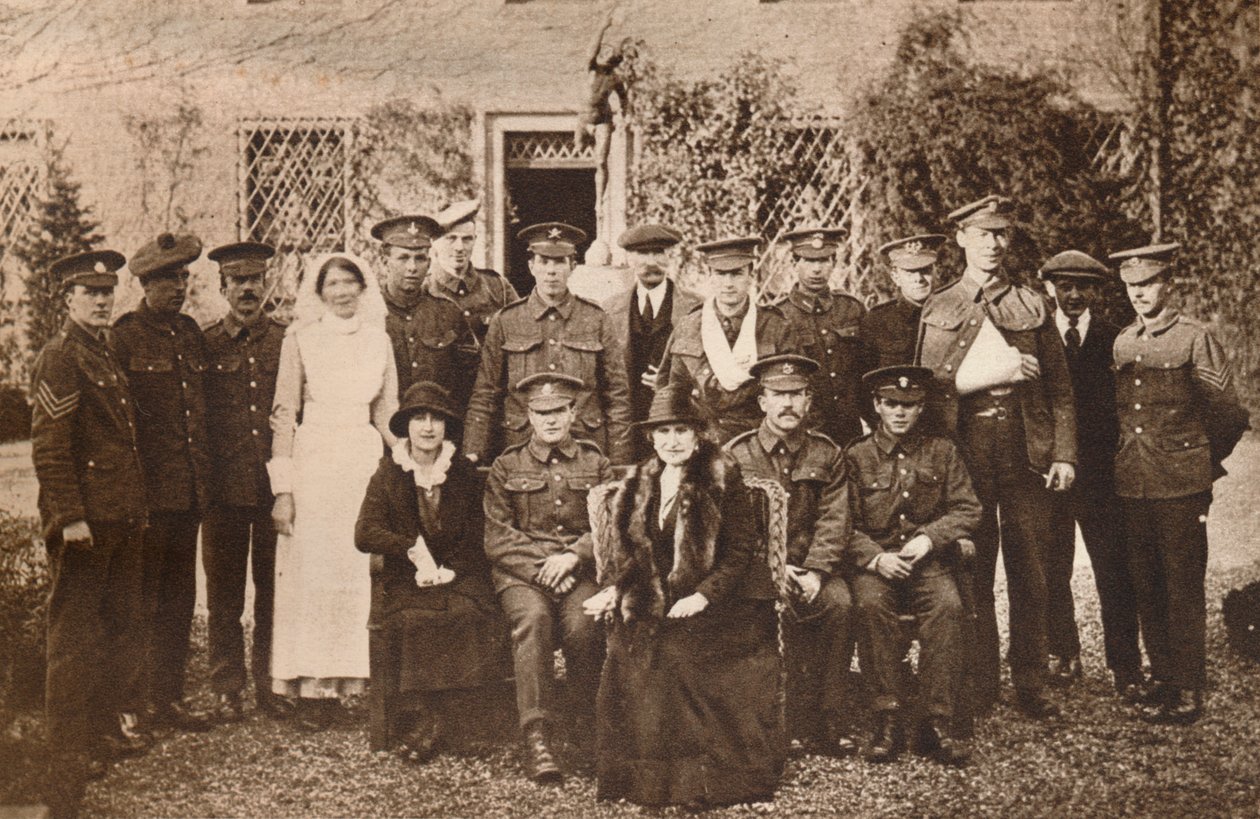 السيدة إليزابيث مع كونتيسة ستراثمور والجنود الذين يعانون من النقاهة ، 1916 بواسطة غير معروف
