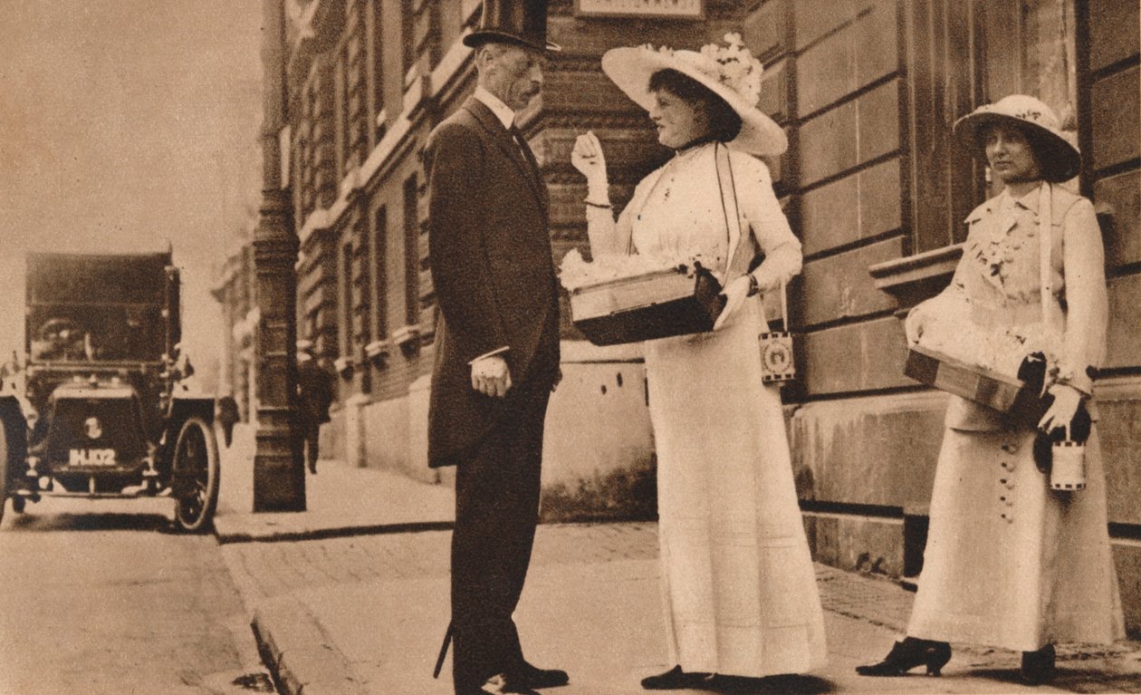 سيدة بيلكنجتون تبيع الورود في الذكرى الأولى ليوم الكسندرا روز ، 25 يونيو 1913 1935 بواسطة غير معروف