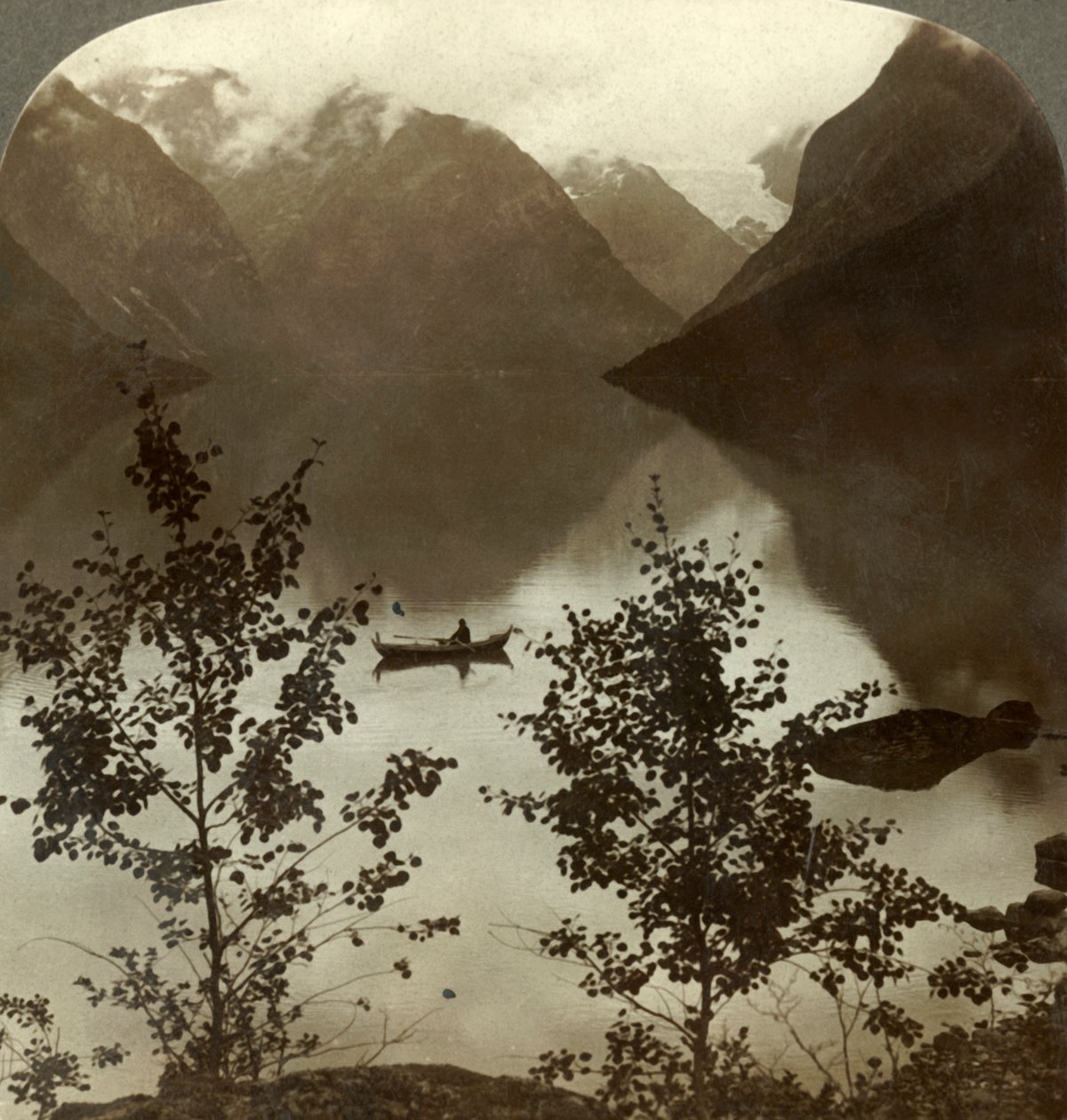 بحيرة لوين - تغذيها الأنهار الجليدية على شواطئها الجبلية المغطاة بالغيوم - النرويج ، c1905. بواسطة غير معروف