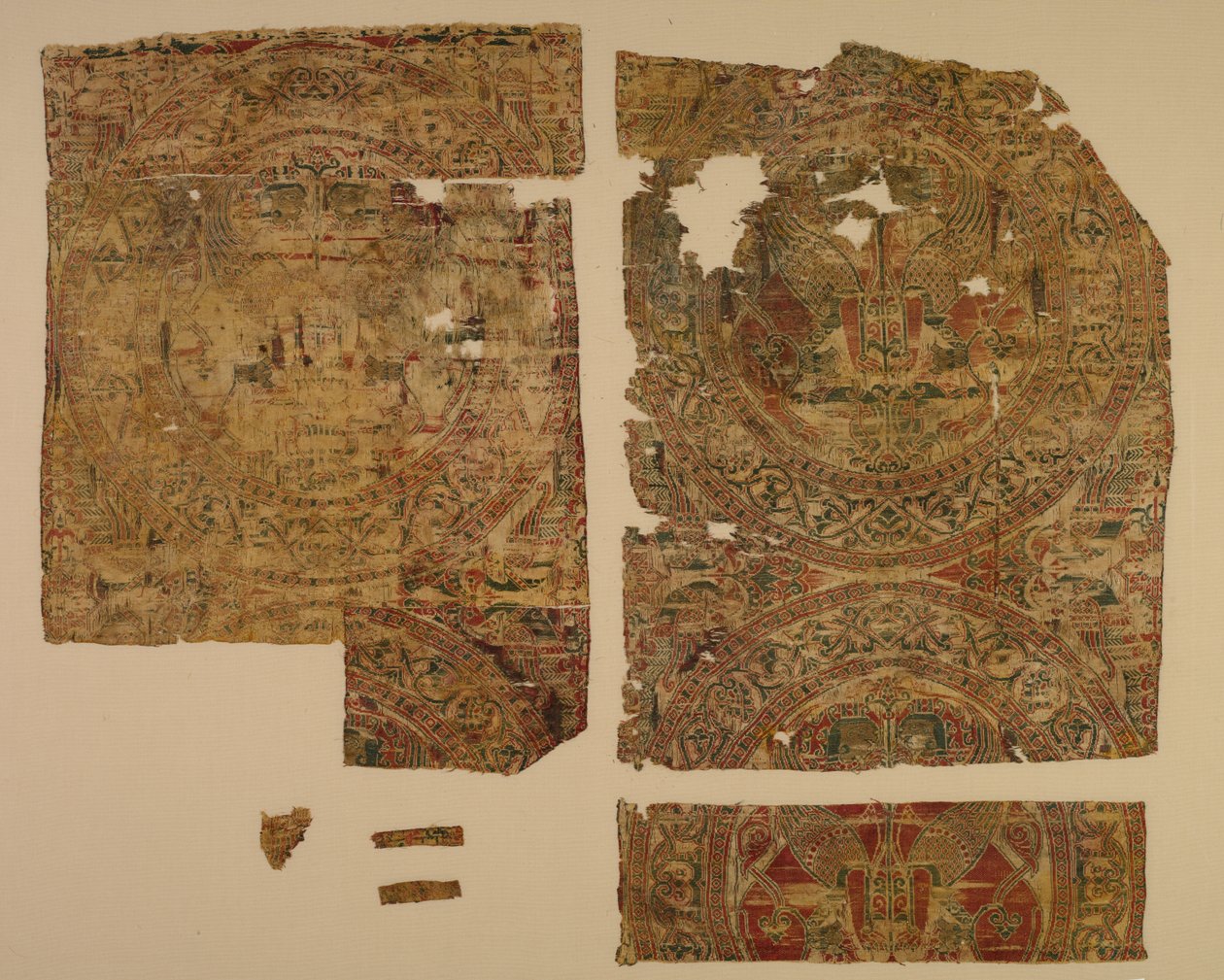 لامبا مع أبو الهول تواجه في دوائر ، من قبر سانت برنارد كالفو ، 1200-1243. بواسطة غير معروف