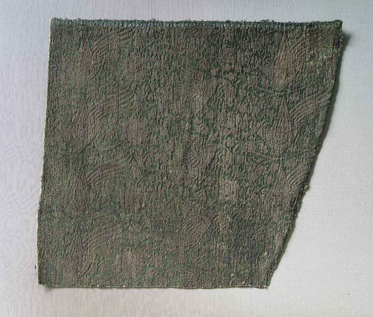 لامبا مع طائر الفينيق وسط الكروم المتموجة ، أواخر 1200 - 1300. بواسطة غير معروف