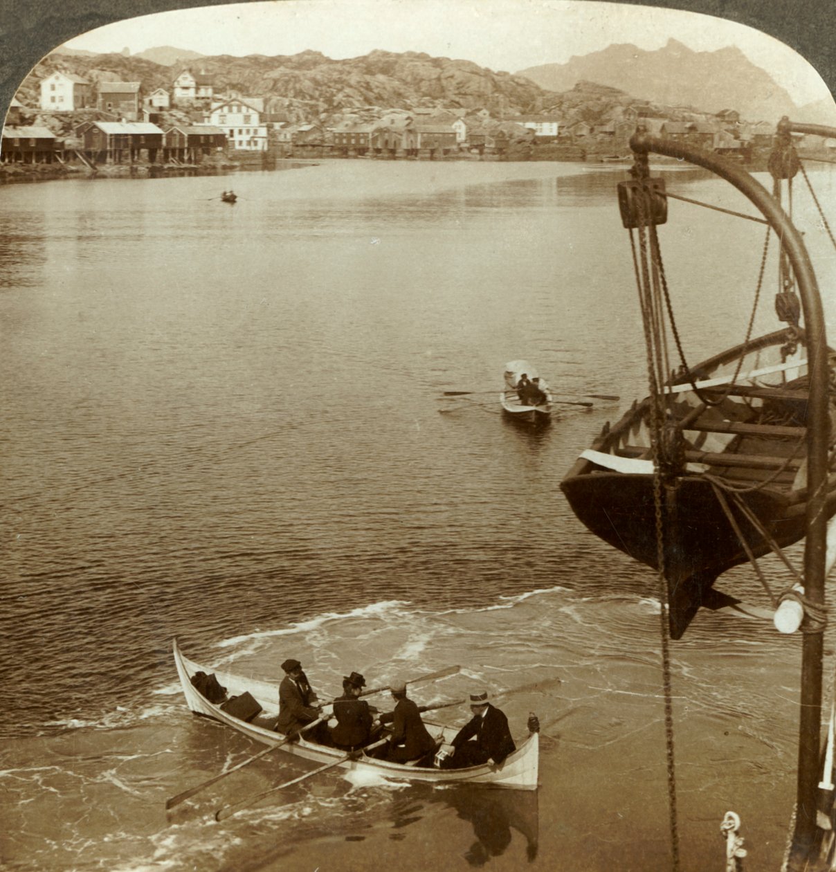 الهبوط من سفينة بخارية في بلد القطب الشمالي ، سفولفار ، جزر لوفوتين ، شمال النرويج ، c1905. بواسطة غير معروف