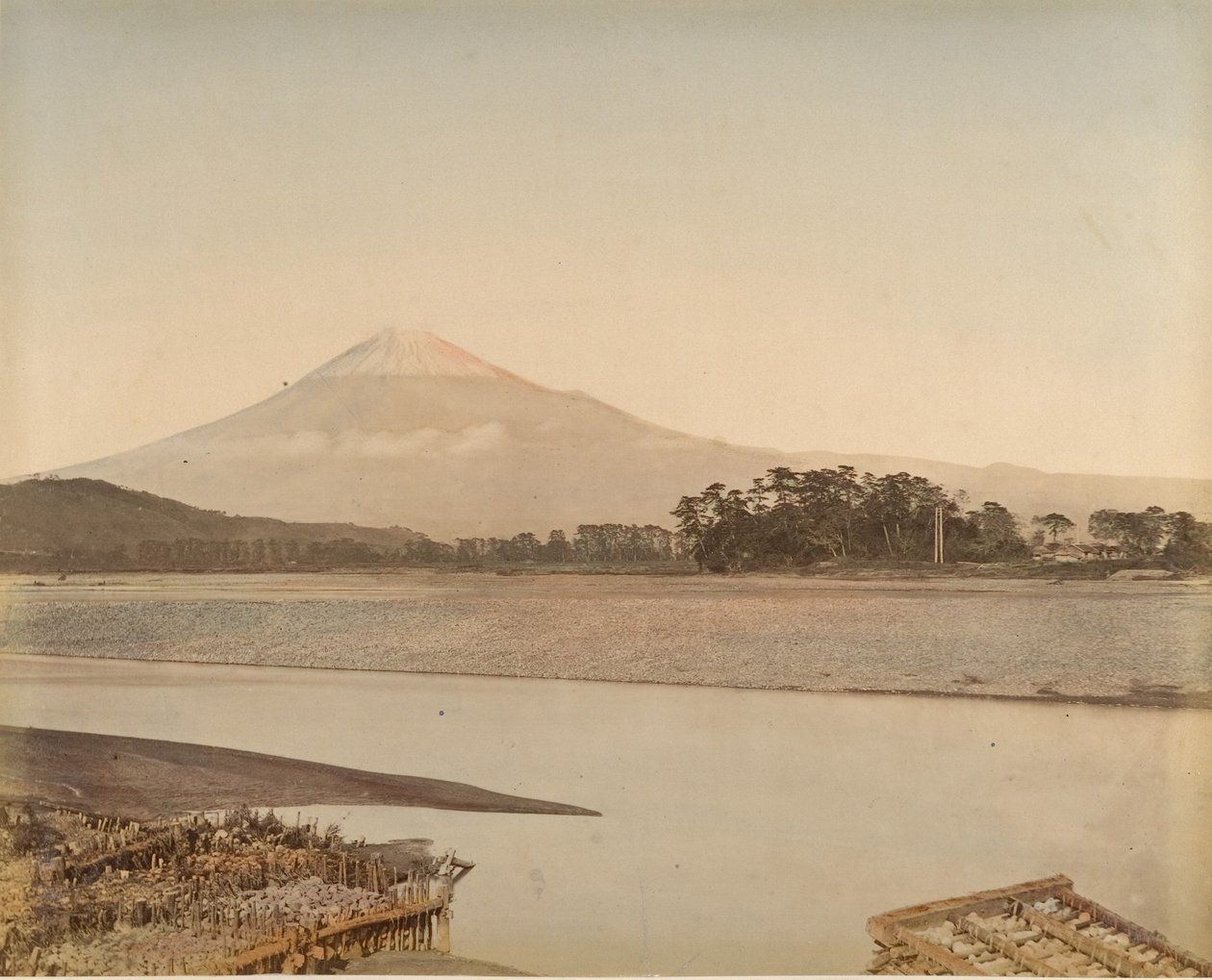 [منظر طبيعي مع نهر وجبل] ، 1870. بواسطة غير معروف