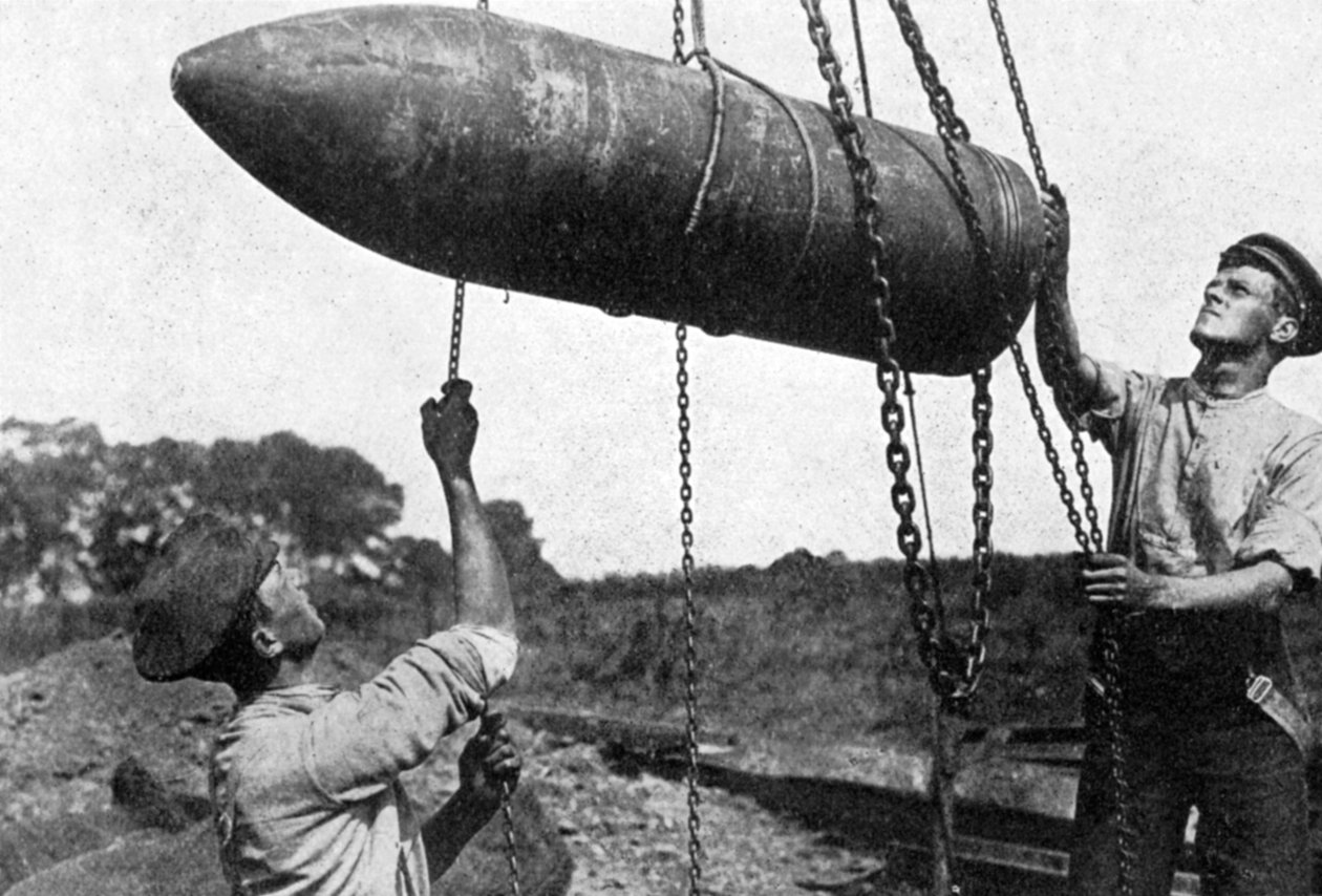 قذيفة كبيرة في طريقها إلى الأمام ، الحرب العالمية الأولى ، 1914-1916 ، c1920 بواسطة غير معروف
