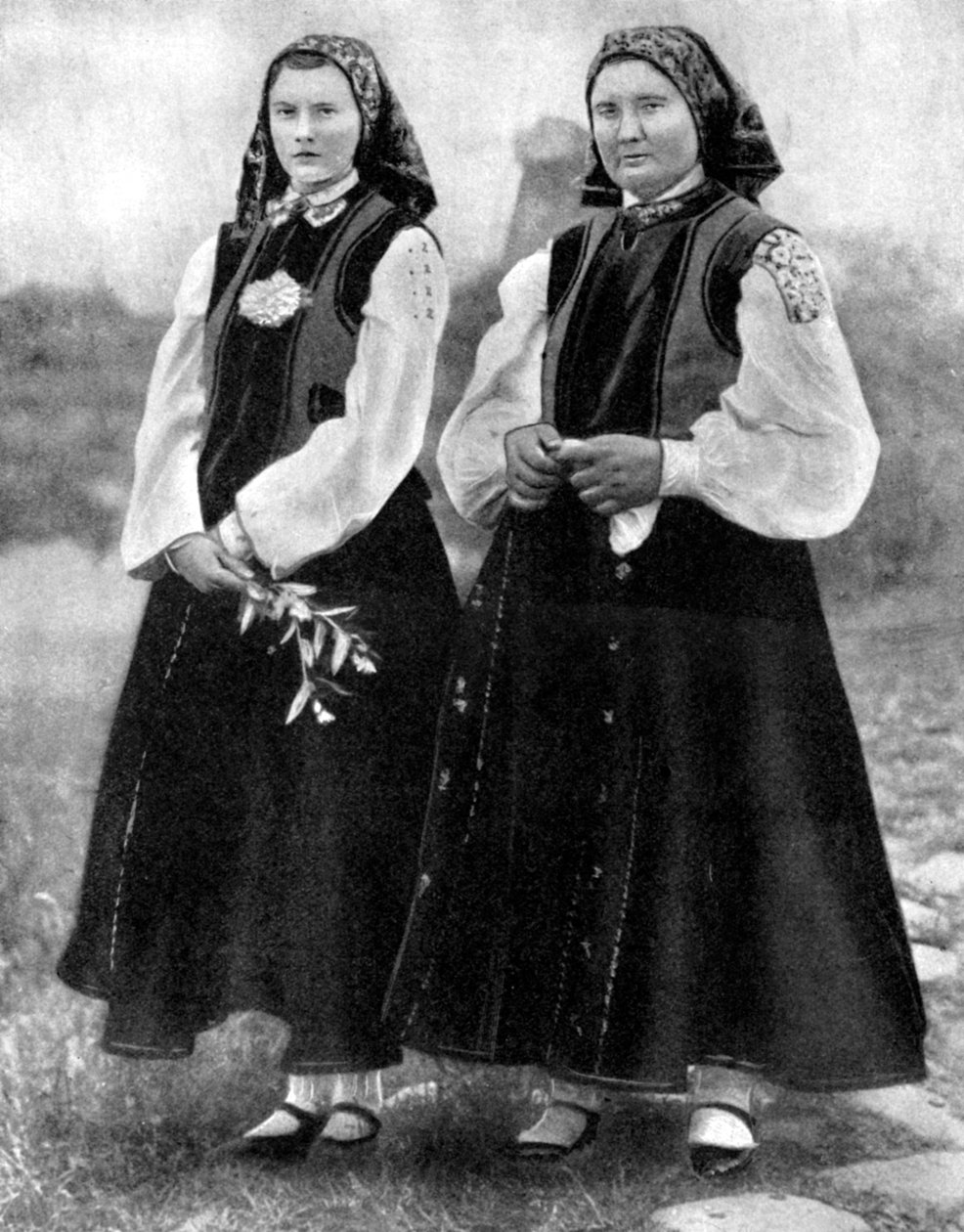 المرأة اللاتفية بالزي التقليدي ، 1936 بواسطة غير معروف