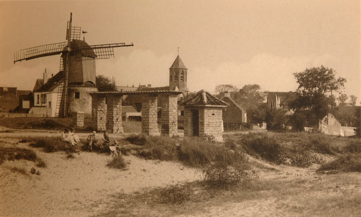 الطاحونة القديمة والكنيسة ، الطاحونة القديمة والكنيسة ، c1900. بواسطة غير معروف
