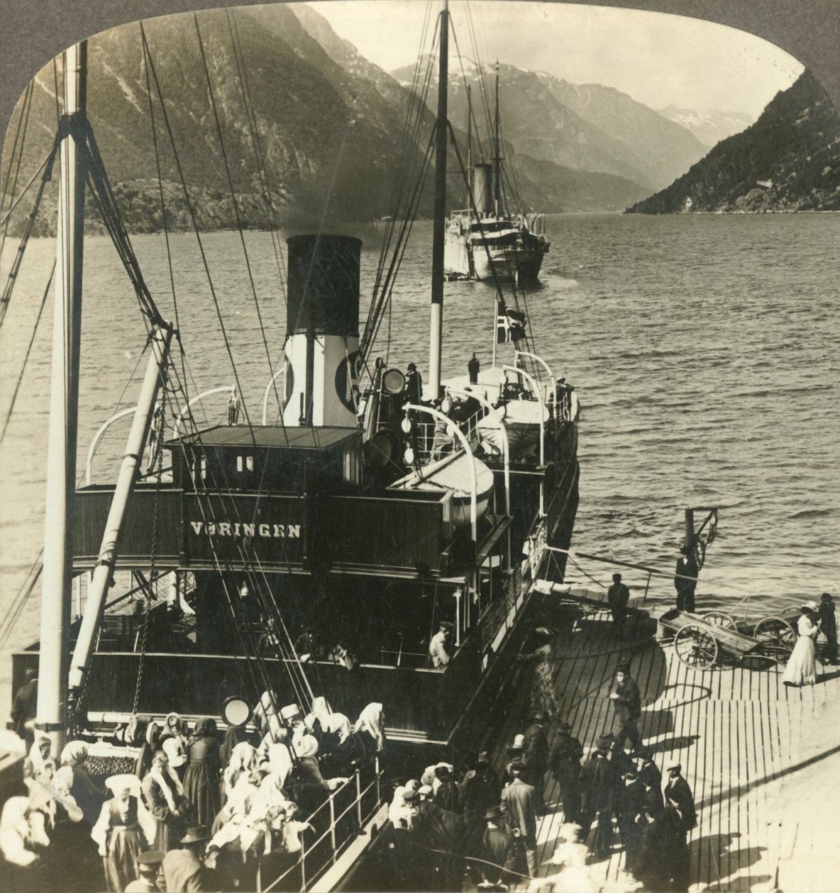 مغادرة Odde للقيام برحلة استكشافية أسفل Sorfjord ذات الجدران الجبلية الخلابة ، النرويج ، c1905. بواسطة غير معروف