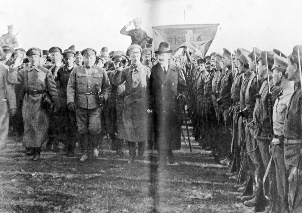 ليون تروتسكي ، مفوض الحرب الشعبي ، مراجعة قوات الجيش الأحمر في موسكو ، روسيا ، 1918 بواسطة غير معروف