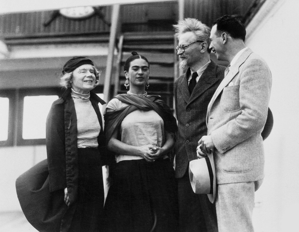 ليون تروتسكي مع زوجته ناتاليا سيدوفا والفنانة المكسيكية فريدا كاهلو ، 1937 بواسطة غير معروف