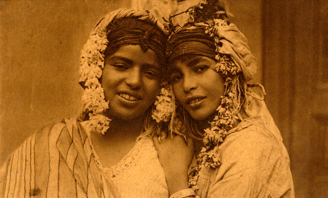 صديقات ، c1918-c1939. بواسطة غير معروف