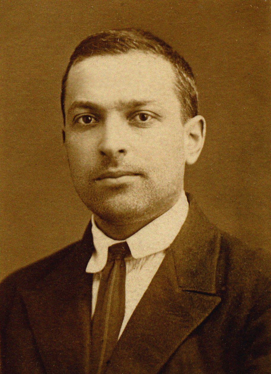 ليف سيميونوفيتش فيجوتسكي 1896-1934 بواسطة غير معروف