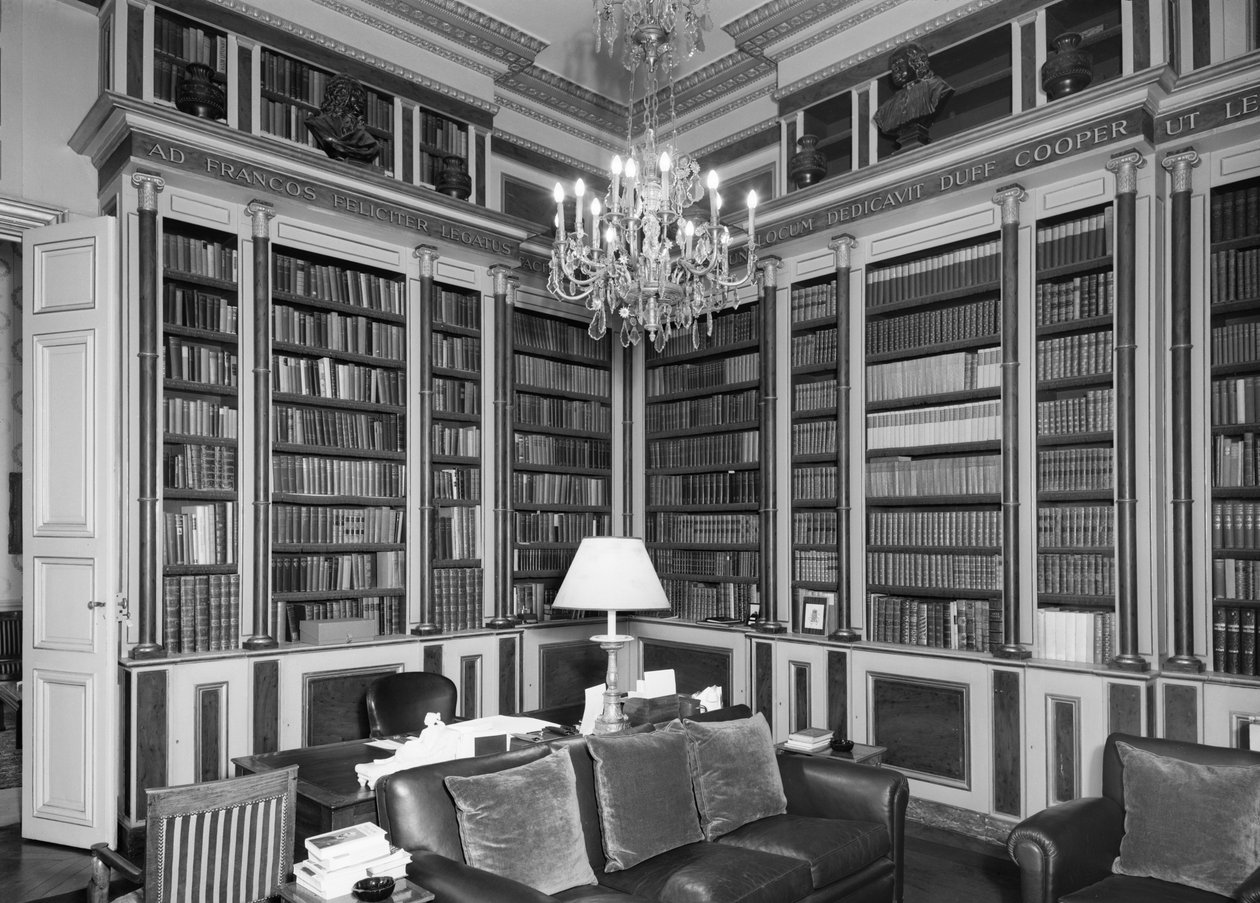المكتبة ، السفارة البريطانية في فندق دي شاروست 39 شارع فوبورج سانت أونوريه ، باريس ، فرنسا ، 1964 بواسطة غير معروف