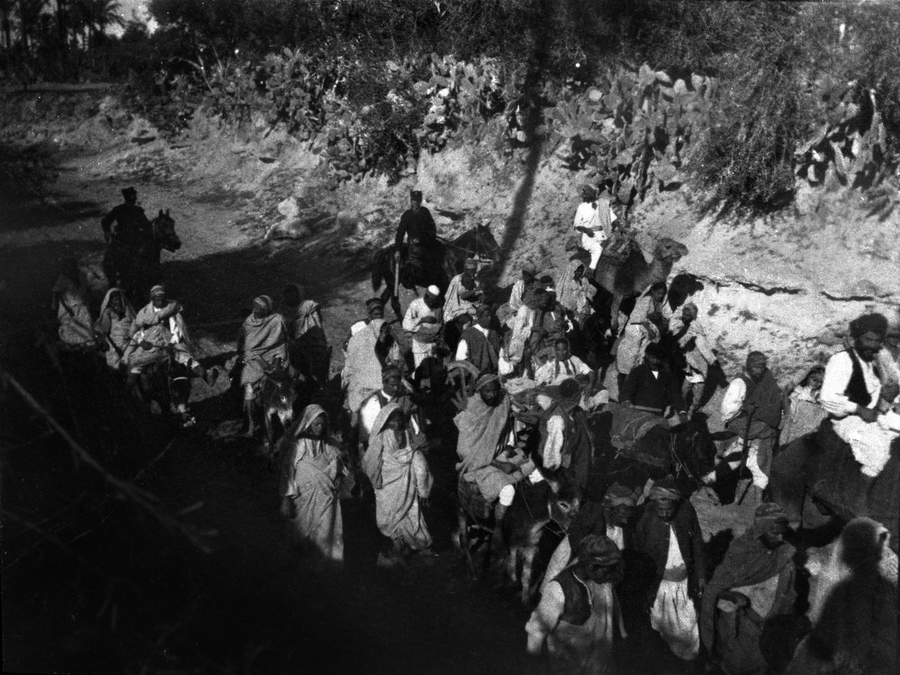 لاجئون ليبيون برفقة الجيش الإيطالي أثناء الحرب الإيطالية التركية في ليبيا بواسطة غير معروف