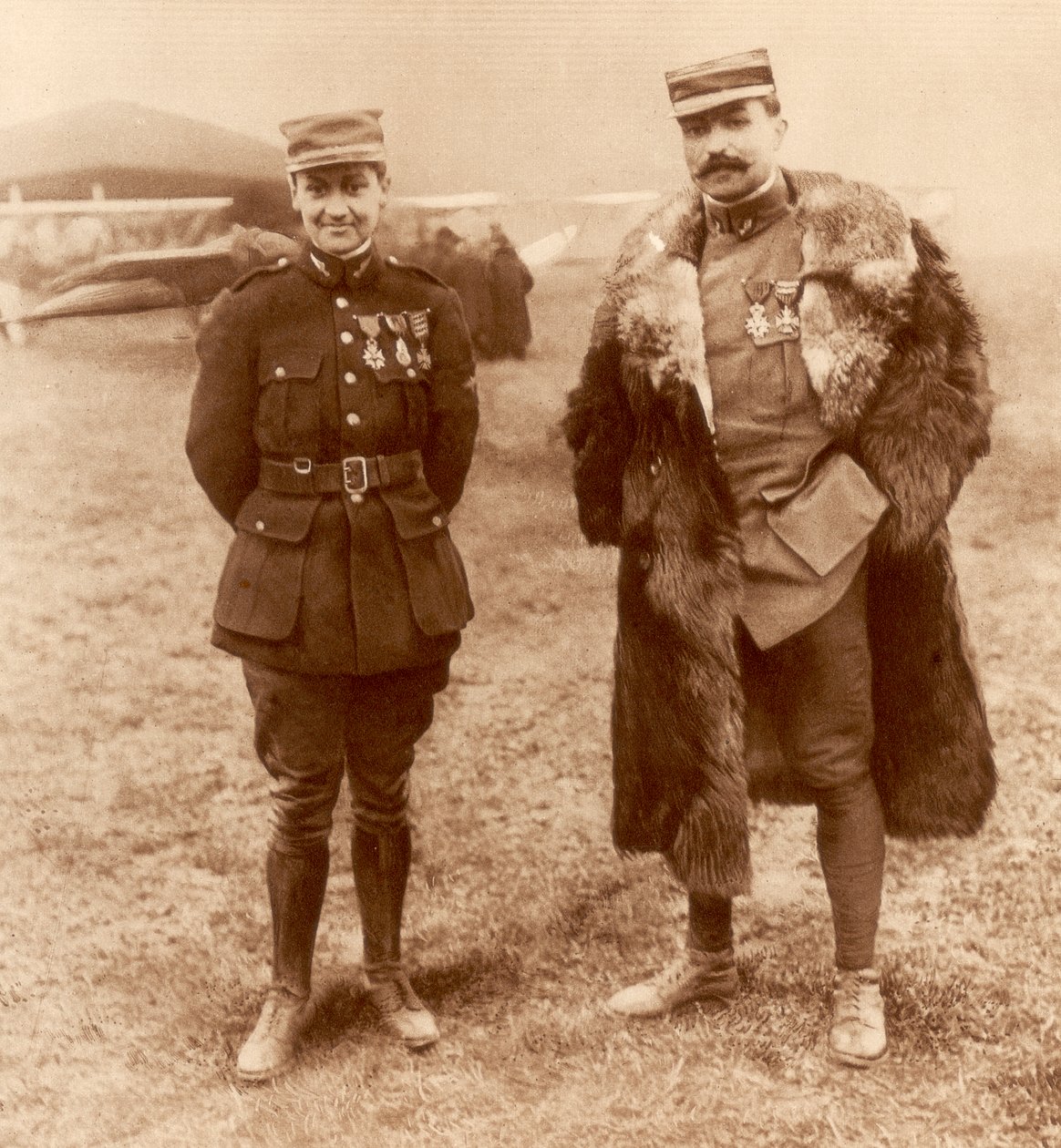 الملازم جورج جوينمر والنقيب فيليكس بروكار ، الطيارين المقاتلين الفرنسيين ، 5 فبراير 1916 بواسطة غير معروف
