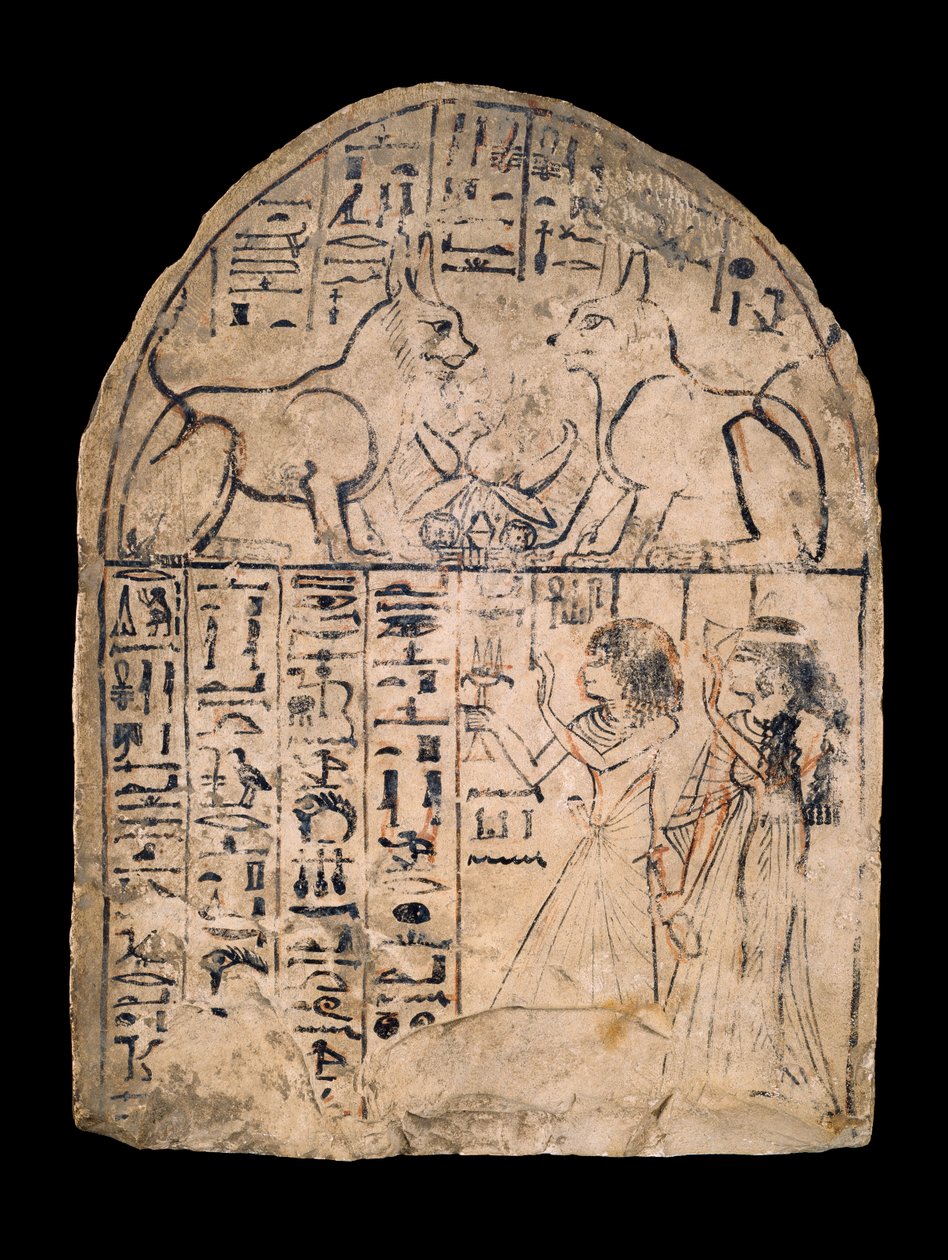لوحة من الحجر الجيري تصور عبادة القطط الإلهية لرع وأتوم ، الأسرة التاسعة عشرة C1292-C1190 بواسطة غير معروف