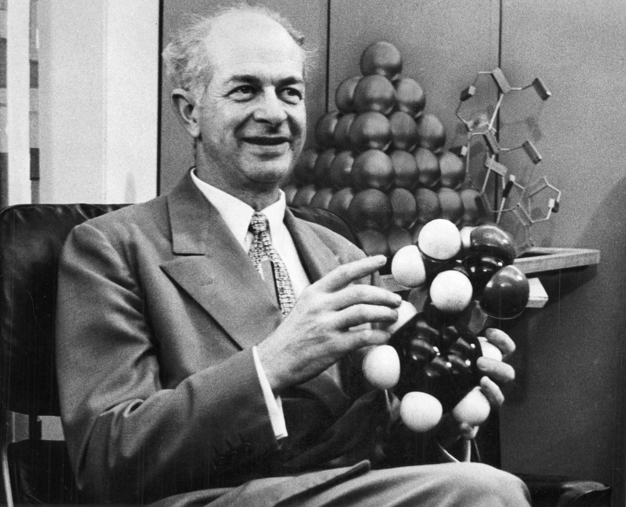 لينوس بولينج ، كيميائي أمريكي ، c1954 بواسطة غير معروف