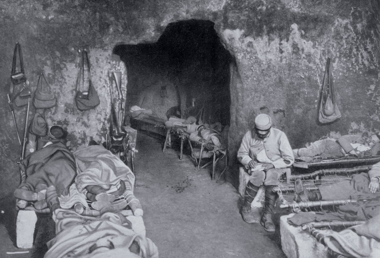 أماكن المعيشة في كهف فرنسي ، الحرب العالمية الأولى ، 1915 بواسطة غير معروف
