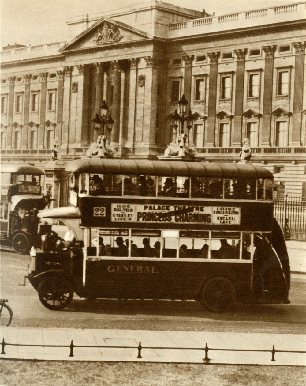 حافلة Londons الجديدة لجميع الأحوال الجوية ، 1927 ، 1935. بواسطة غير معروف