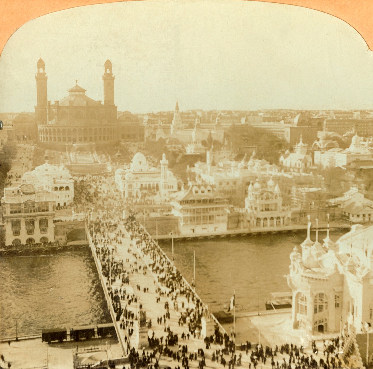 تطل على الشمال من برج إيفل ، معرض باريس ، 1902. بواسطة غير معروف