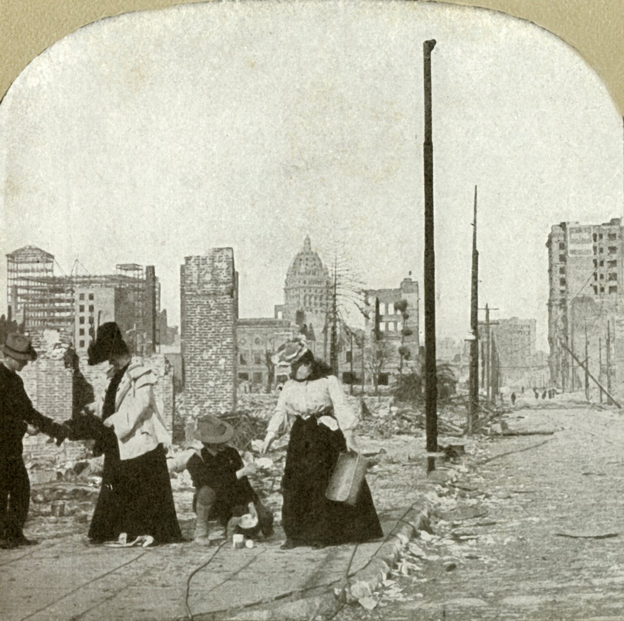 تطل شرقاً من الزاوية Ellis and Jones - مبنى طويل ، مكالمة سان فرانسيسكو ، 1906. بواسطة غير معروف