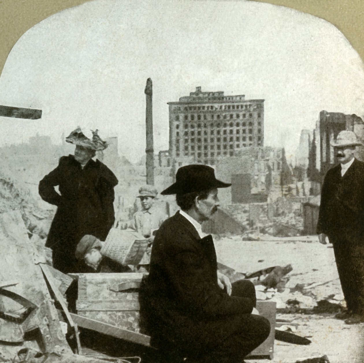 بالنظر شرقاً من الزاوية Pine and Stockton ، تظهر أطلال مبنى Mills ، 1906. بواسطة غير معروف