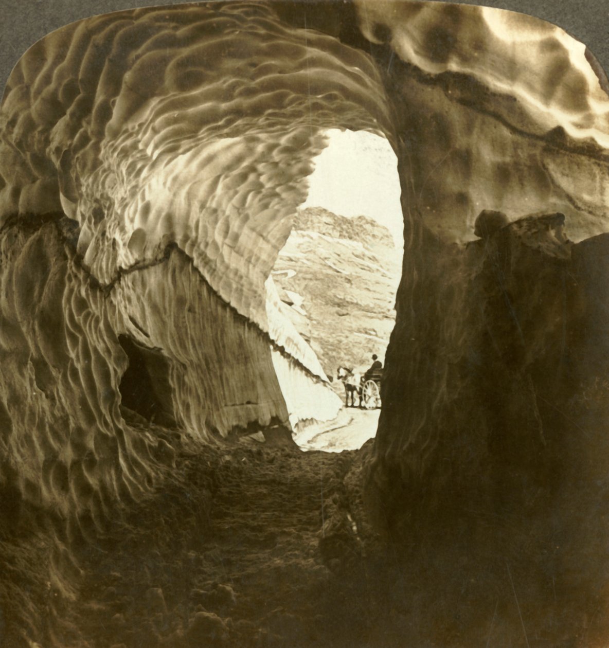 النظر من خلال نفق ثلجي في رحلة منتصف الصيف عبر Dyreskard Pass ، النرويج ، c1905. بواسطة غير معروف