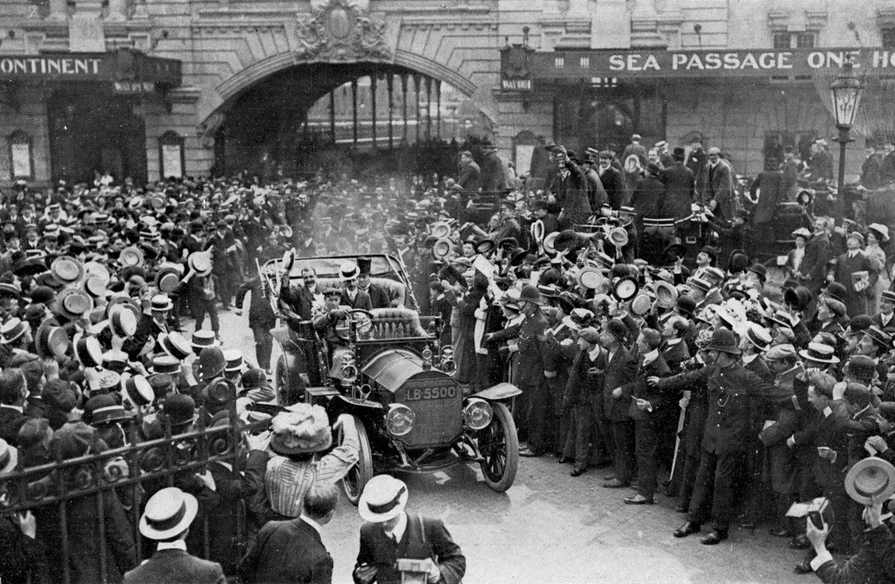 لويس بليريوت في طريقه إلى فندق سافوي ، لندن ، 25 يوليو 1909 بواسطة غير معروف