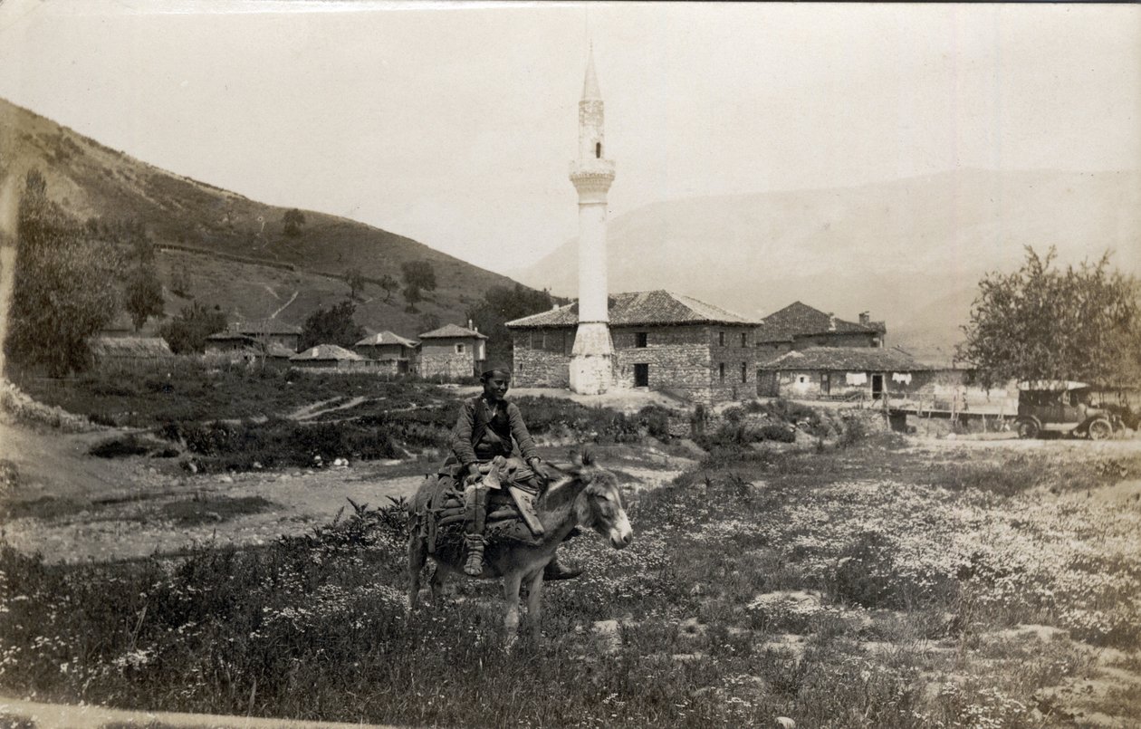 ماسيدوين ، اليونان: رجل على ظهر حمار أمام مئذنة - بطاقة بريدية 1914-1918 بواسطة غير معروف