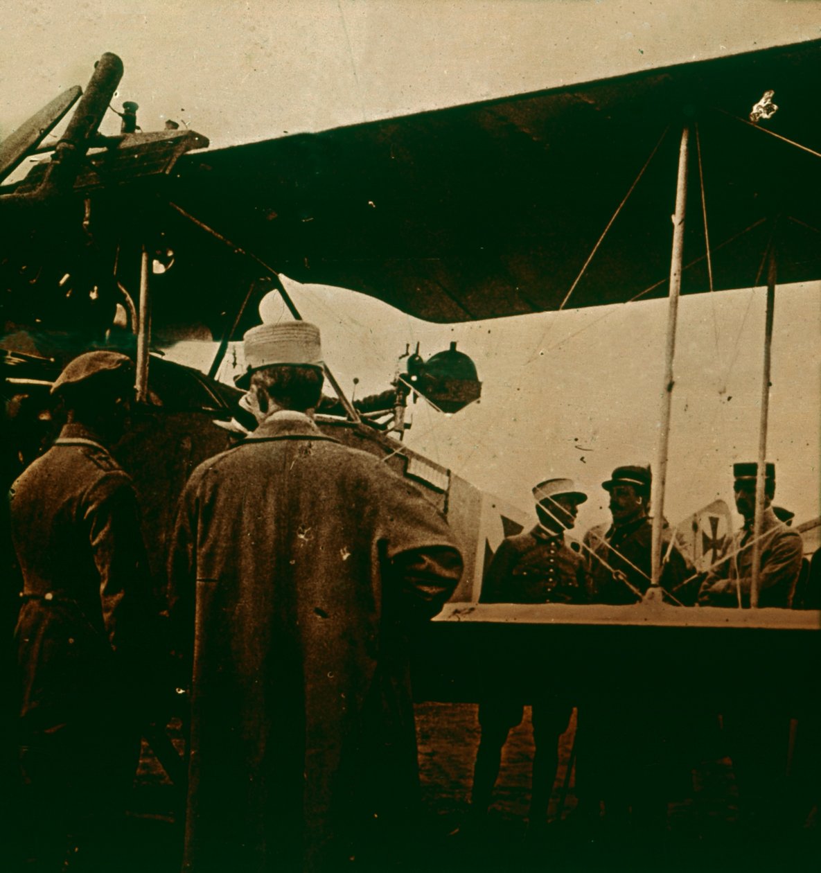 شنت رشاش على طائرة ذات سطحين ، والعادم نحو الأعلى ، c1914-c1918 بواسطة غير معروف