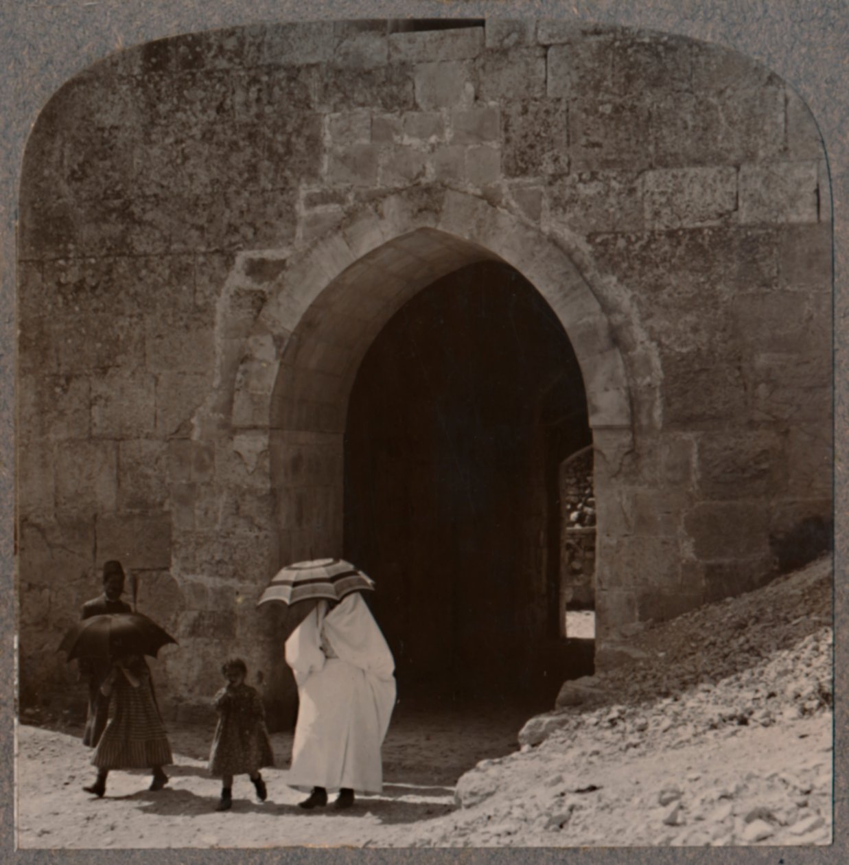 دخول النساء المحمديات القدس عبر بوابة هيرودس ، c1900 بواسطة غير معروف