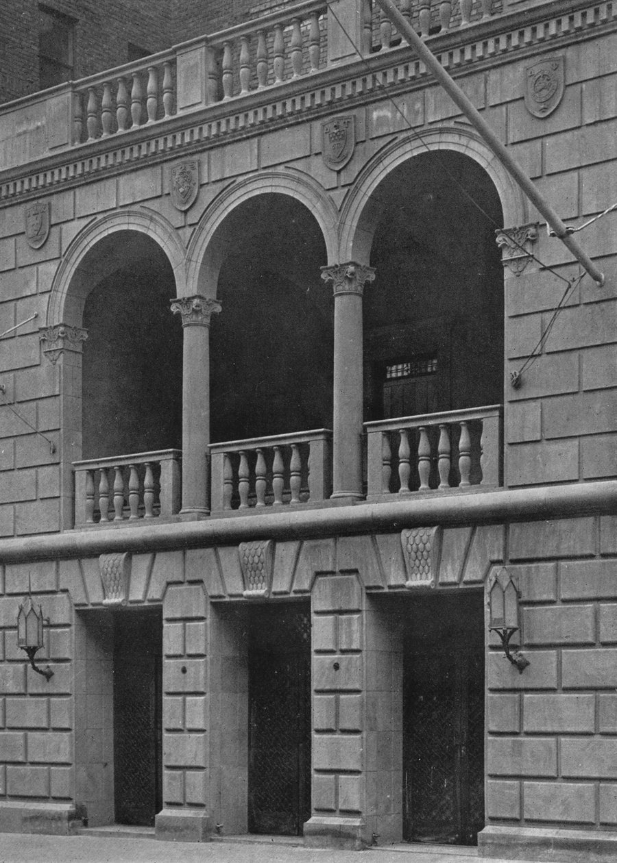 المدخل الرئيسي لمبنى أندية الأخوة ، مدينة نيويورك ، 1924 بواسطة غير معروف