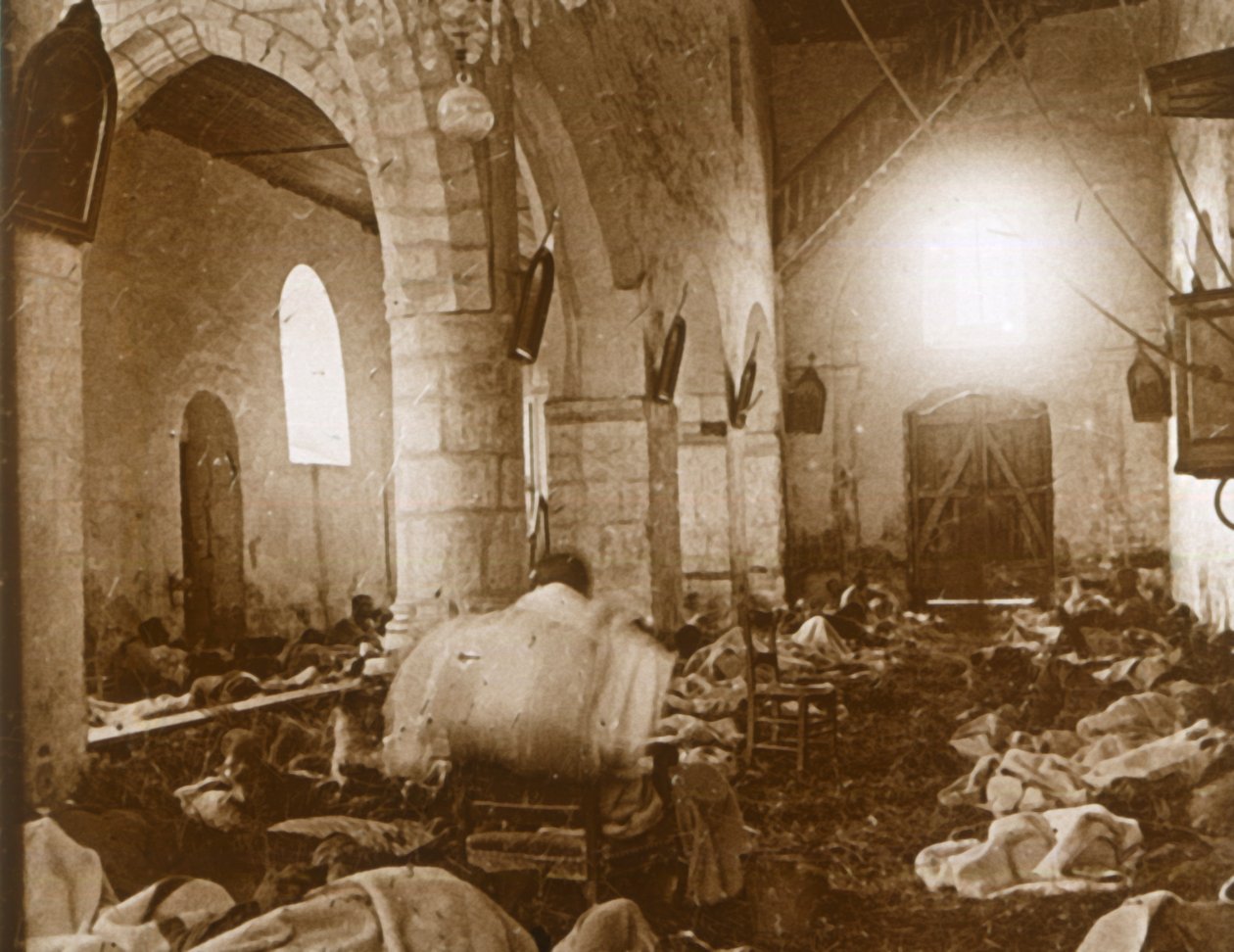 مستشفى مؤقت في كنيسة ، مارن ، شمال فرنسا ، 1914 بواسطة غير معروف