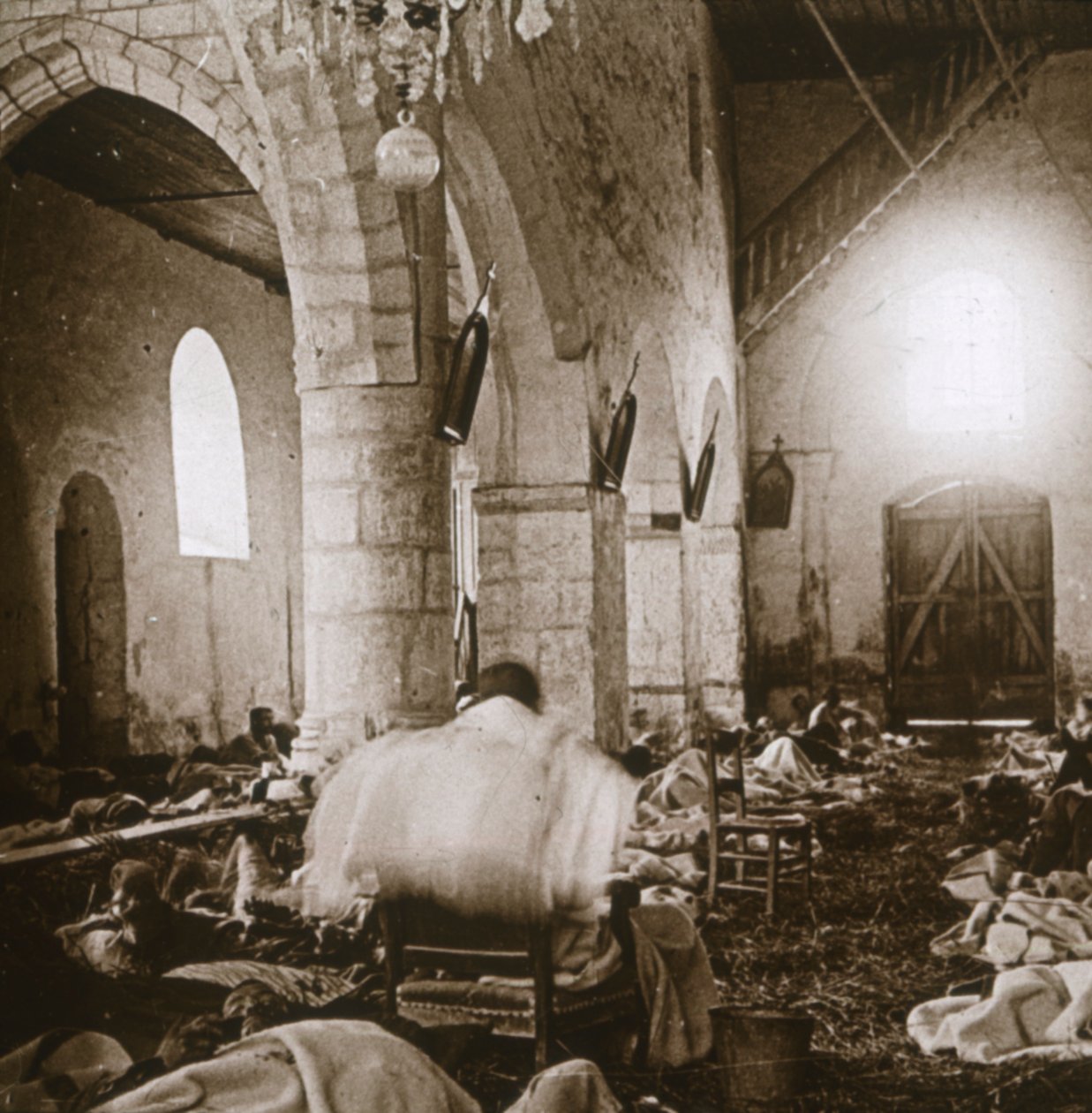 مستشفى مؤقت في كنيسة ، مارن ، شمال فرنسا ، 1914 بواسطة غير معروف