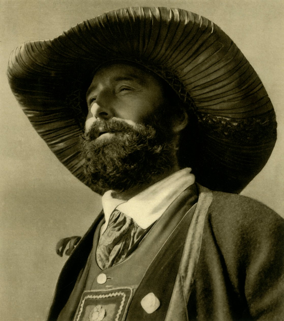 رجل في الزي التقليدي ، تيرول ، النمسا ، c1935. بواسطة غير معروف