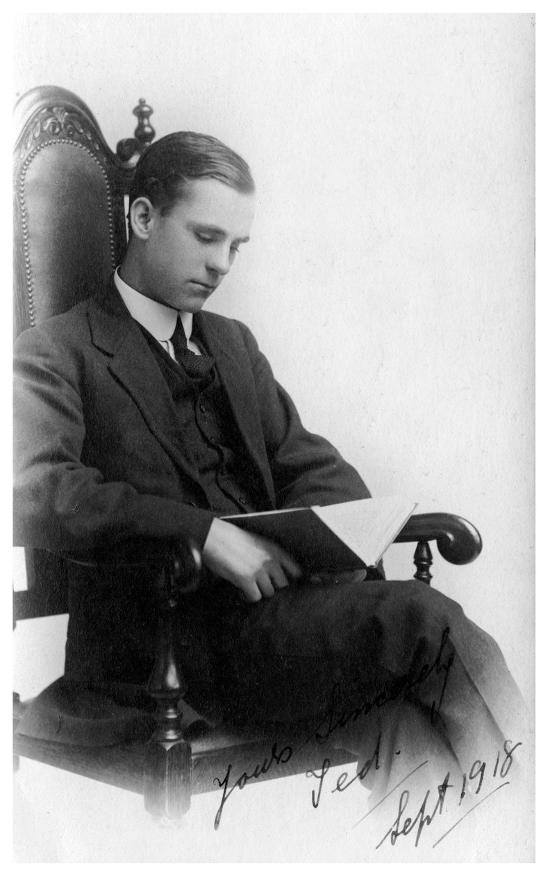 رجل يجلس على كرسي يقرأ كتابًا ، 1918 بواسطة غير معروف