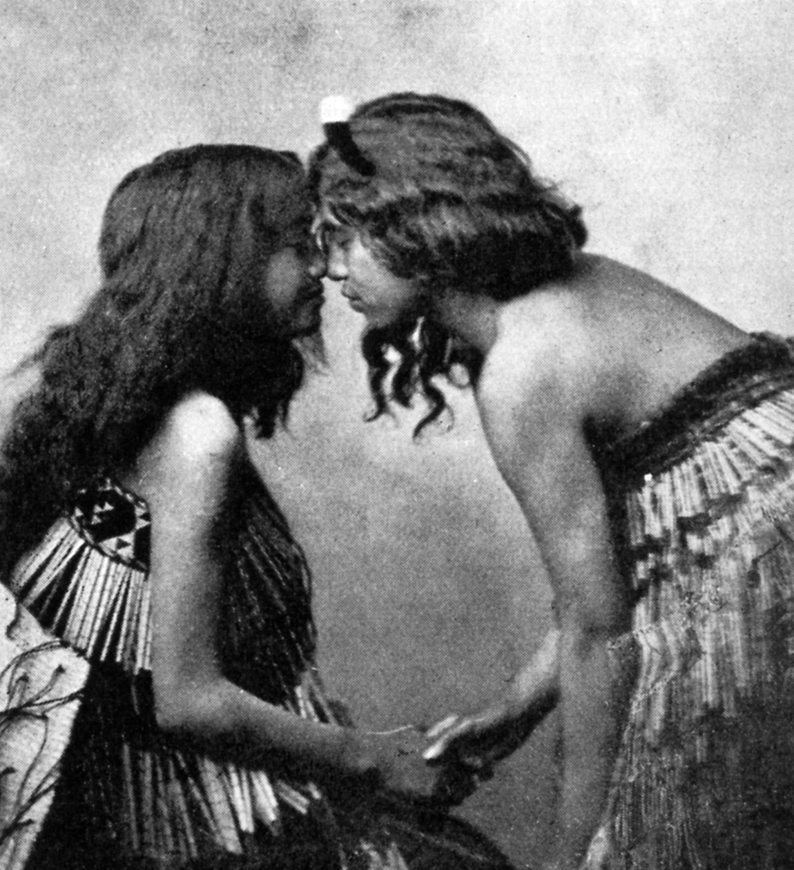 فتيات الماوري فرك الأنف ، c1920 بواسطة غير معروف