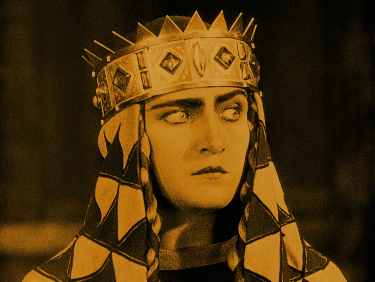 مارغريت شون مثل Kriemhild في الفيلم Die Nibelungen: Kriemhilds Revenge بواسطة فريتز لانج ، 1924. بواسطة غير معروف