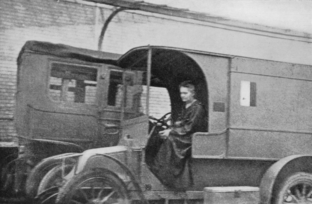 ماري كوري ، فيزيائية فرنسية بولندية ، تقود سيارة تحولت إلى وحدة إشعاعية ، 1914 بواسطة غير معروف