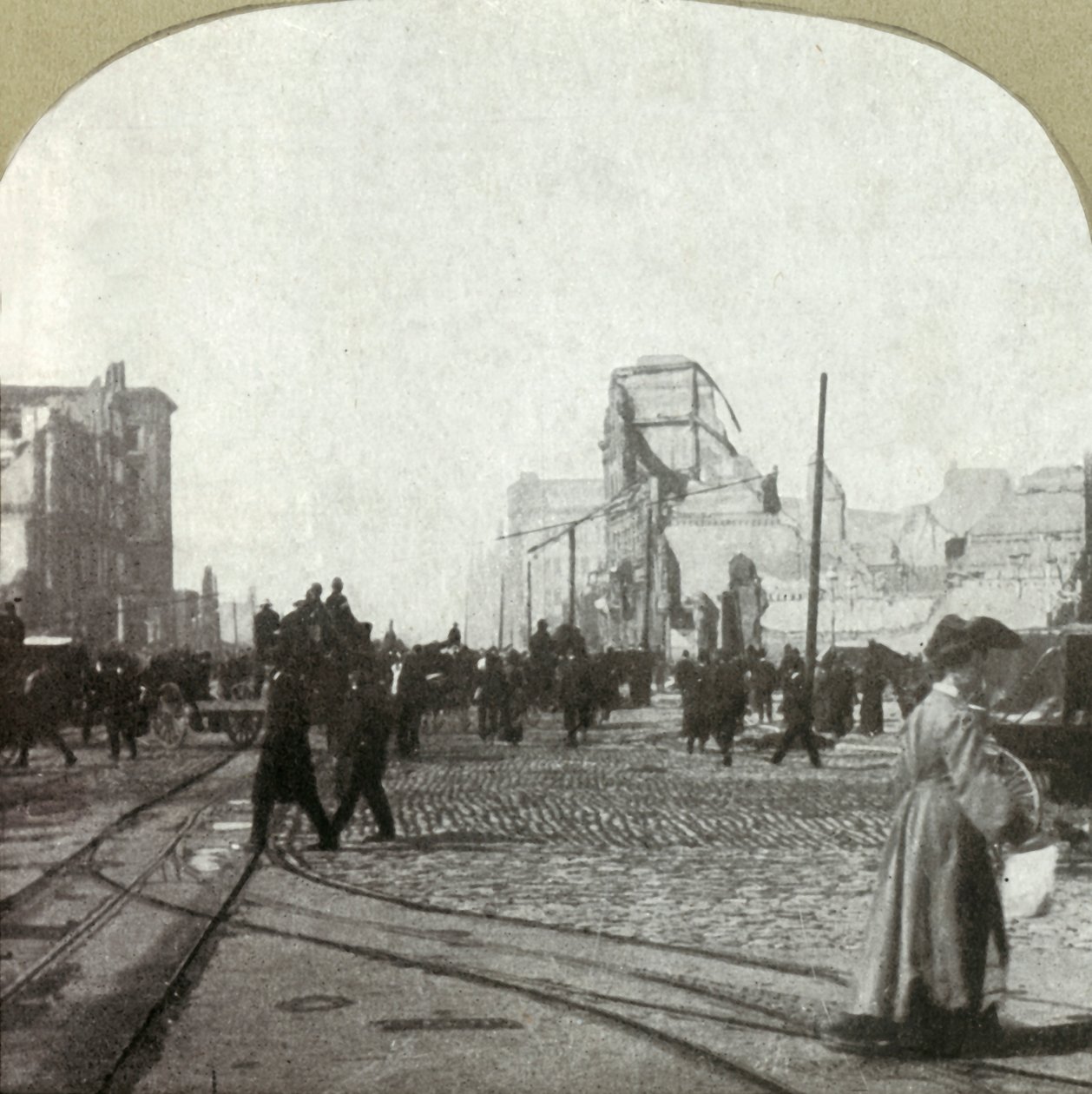 شارع السوق من مستودع العبارات - مباني كرونيكل آند كول عن بعد ، 1906. بواسطة غير معروف