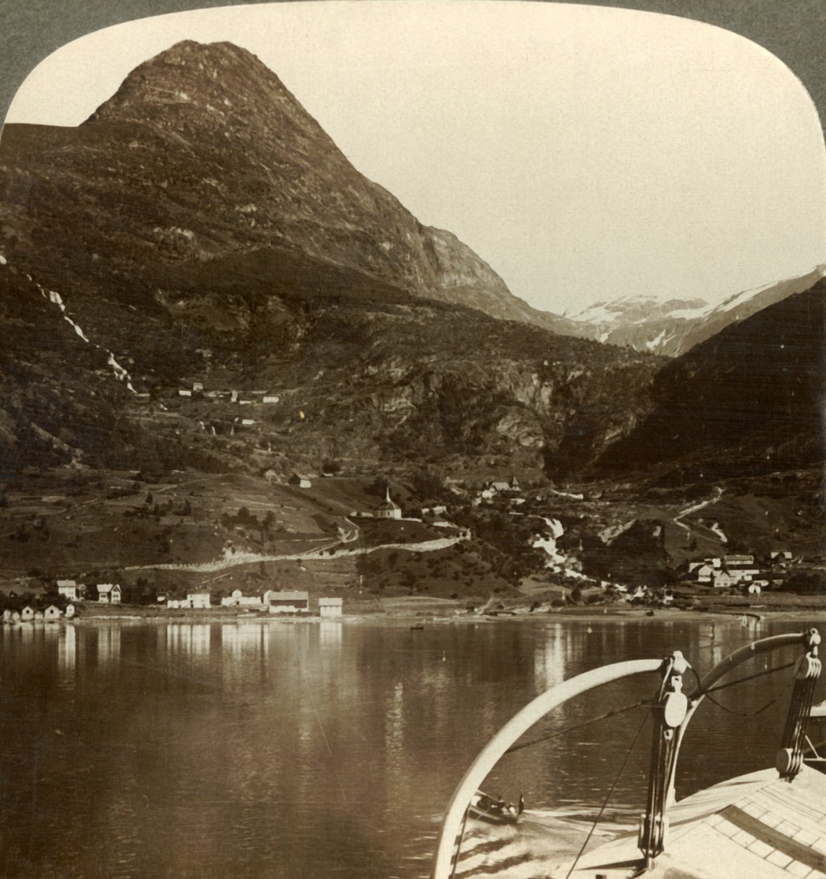 ماروك والارتفاعات الضخمة وراءه ، SSE من Geirangerfjord ، النرويج ، c1905. بواسطة غير معروف