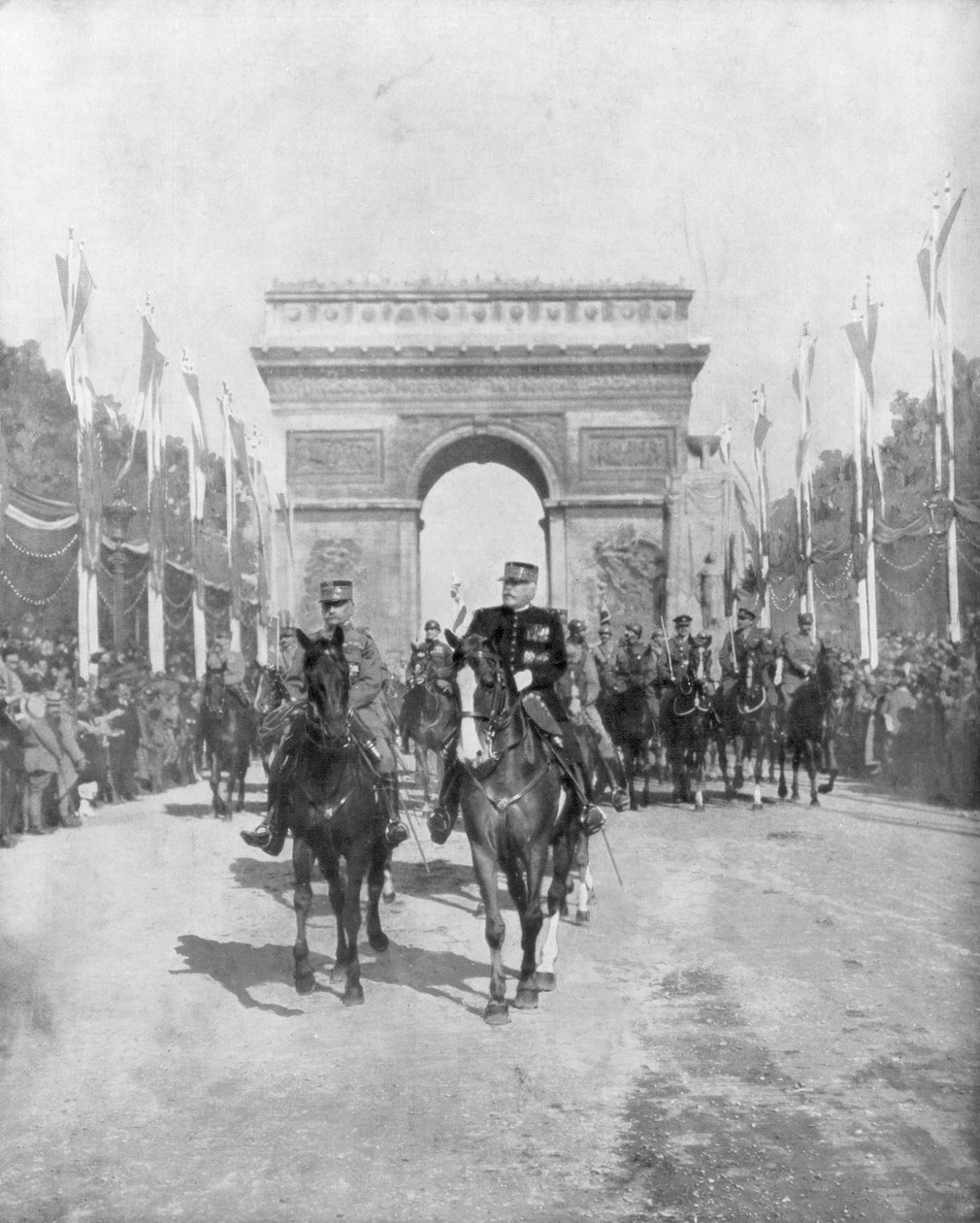 المارشال فوش وجوفر خلال موكب النصر الكبير ، باريس ، فرنسا ، 14 يوليو 1919 بواسطة غير معروف