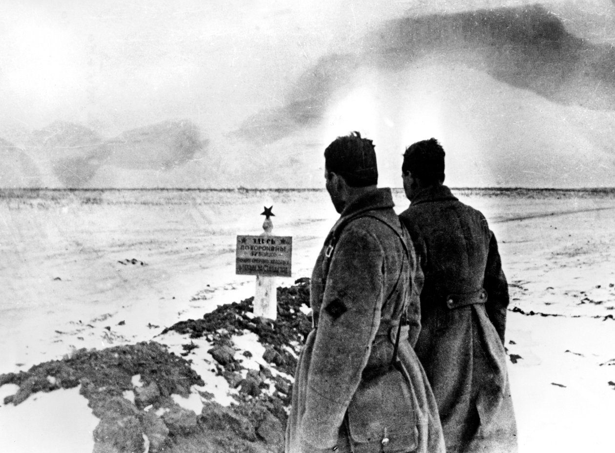 مقبرة جماعية للجنود الروس ، جبهة ستالينجراد ، روسيا ، يناير 1943 بواسطة غير معروف