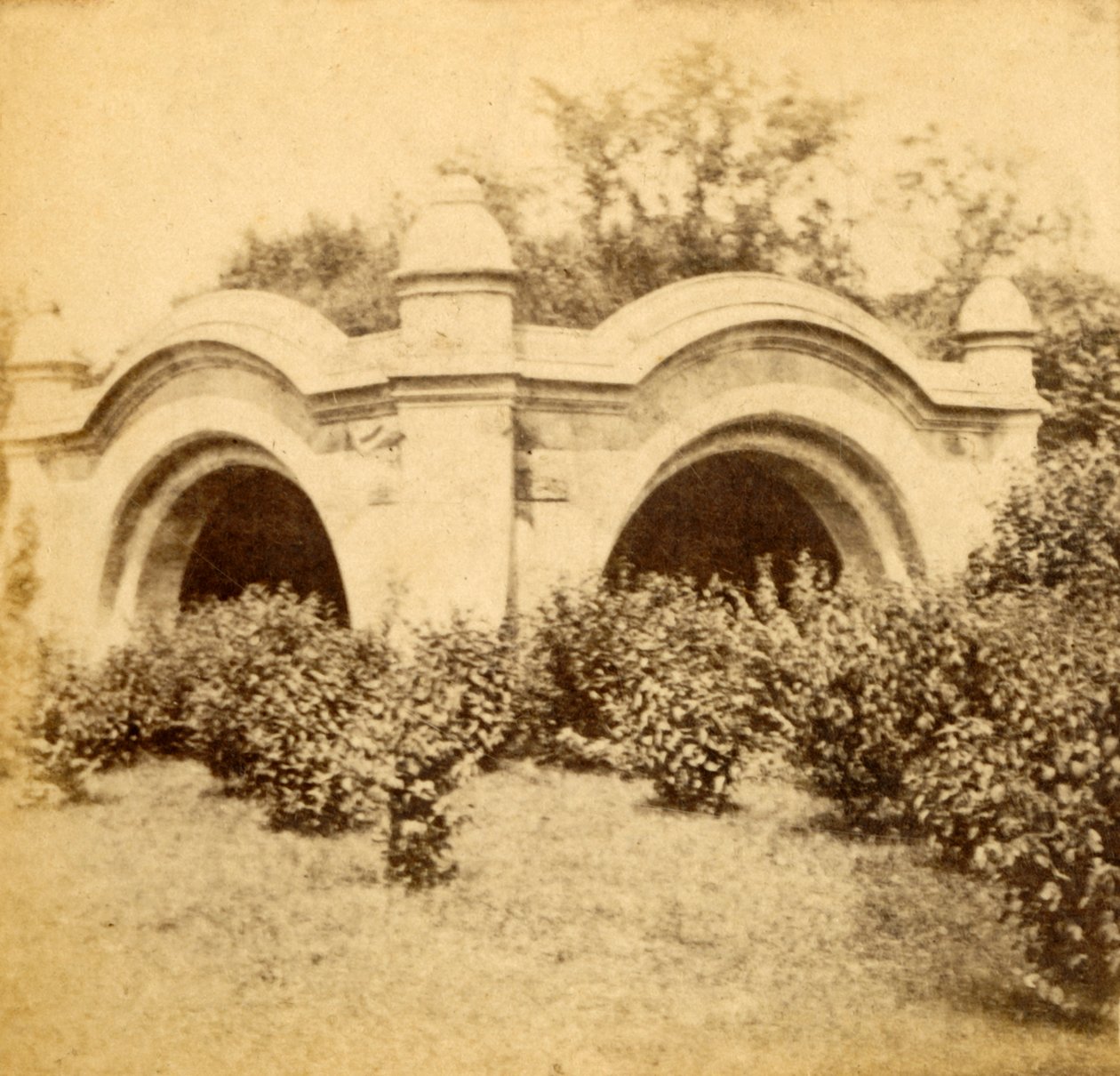أقواس ميناء ميدو ، بروسبكت بارك ، c1880s. بواسطة غير معروف