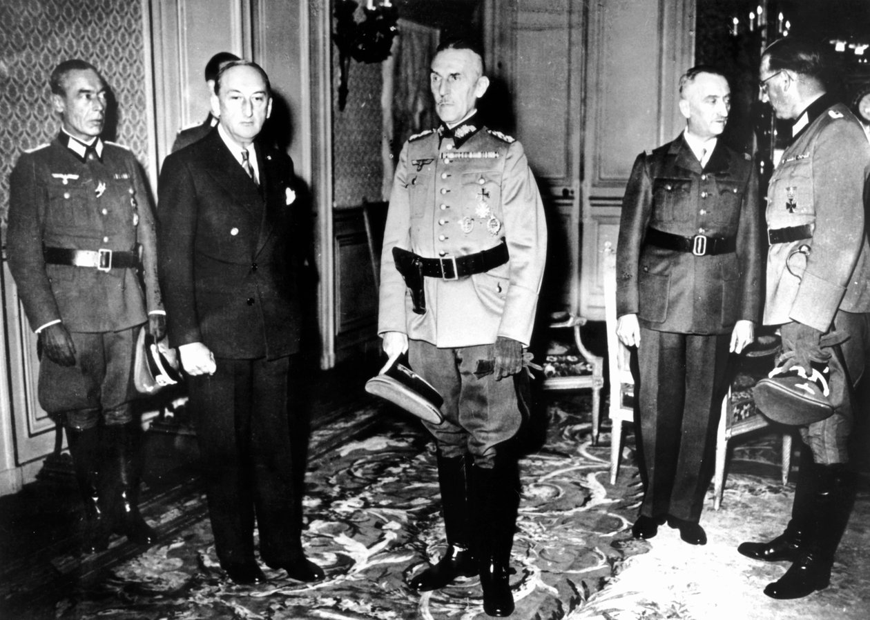 اجتماع بين الضباط الألمان ومسؤولي حكومة فيشي الفرنسية ، فرنسا ، 1940-1944 بواسطة غير معروف