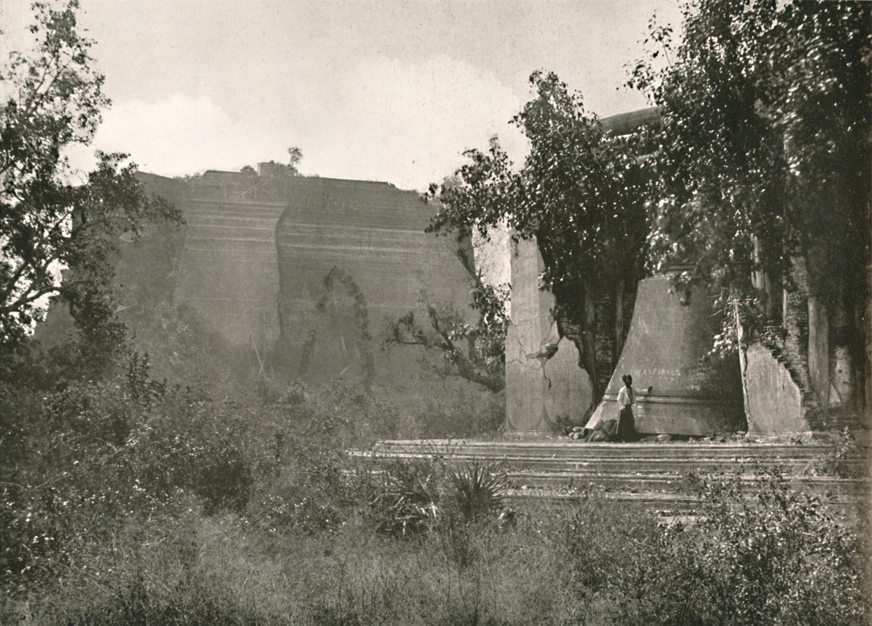 Meingoon Pagoda and Great Bell ، 1900. بواسطة غير معروف